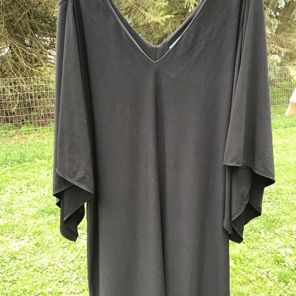 emma and michele Dresses & Skirts - Flowy black dress with flowy sleeves